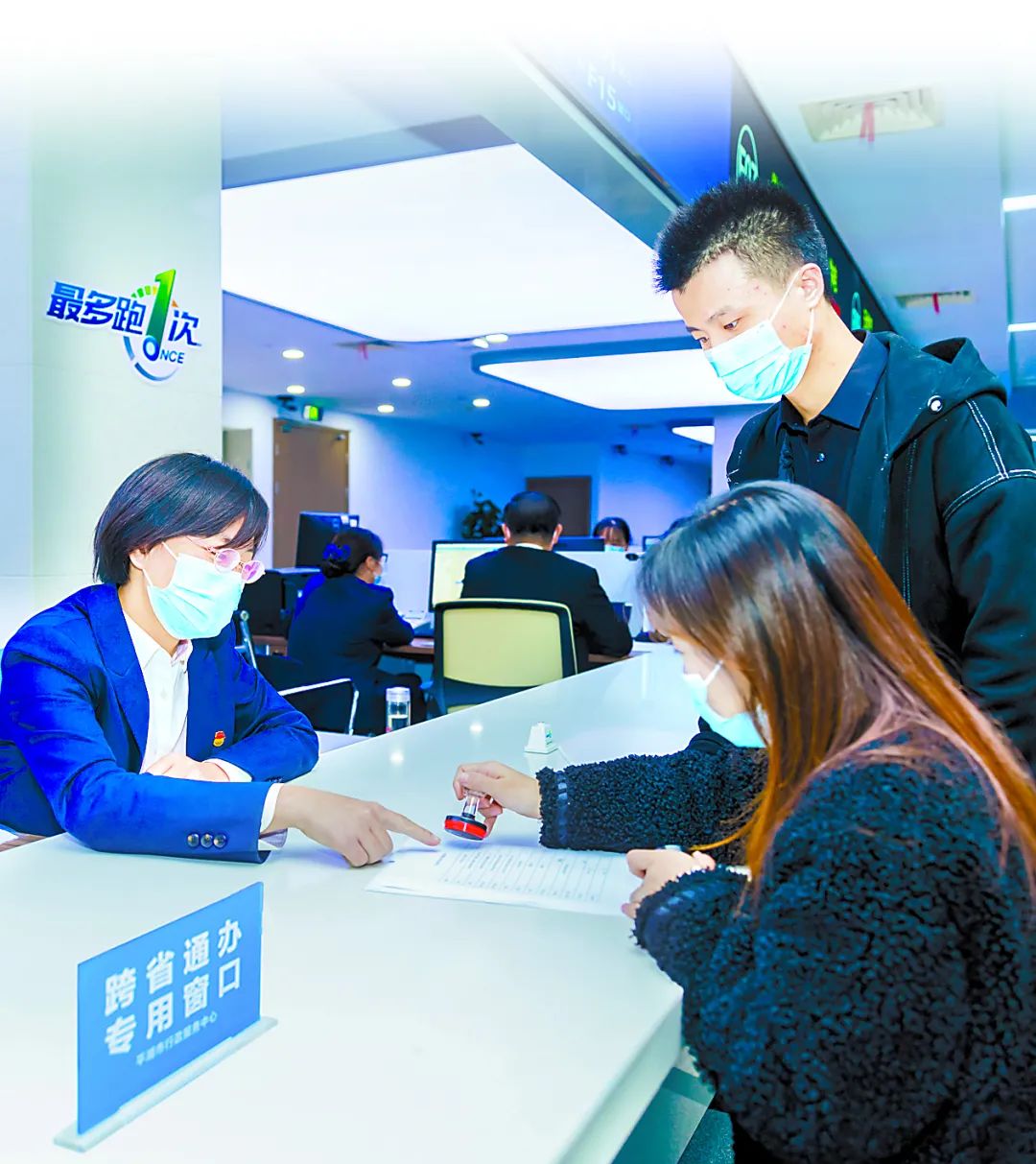 在浙江省平湖市行政服务中心，市民正在办理长三角异地购房公积金提取业务。彭建伟 摄