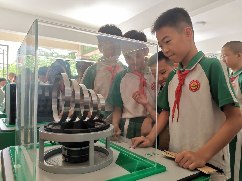 	2023年5月9日，流动科技馆在海南省白沙黎族自治县龙江中心学校巡展。（中国科技馆供图）