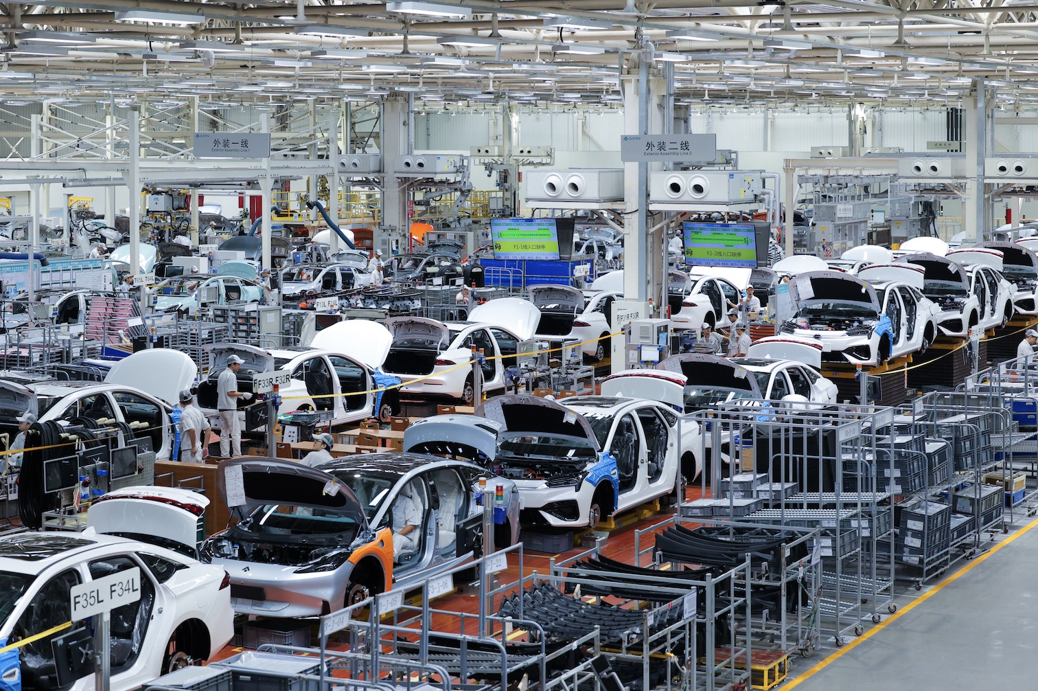 全国每4辆新能源汽车就有1辆是“广东造” 图为广汽埃安新能源汽车生产线