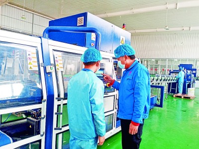西藏藏缘青稞科技有限公司生产车间内，工人正在学习使用青稞酒生产设备。热杰摄/光明图片