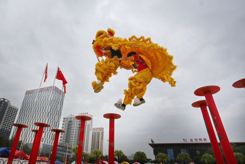 文化中国行·镜头里的非遗年|南粤醒狮闹新春-广东台荔枝网