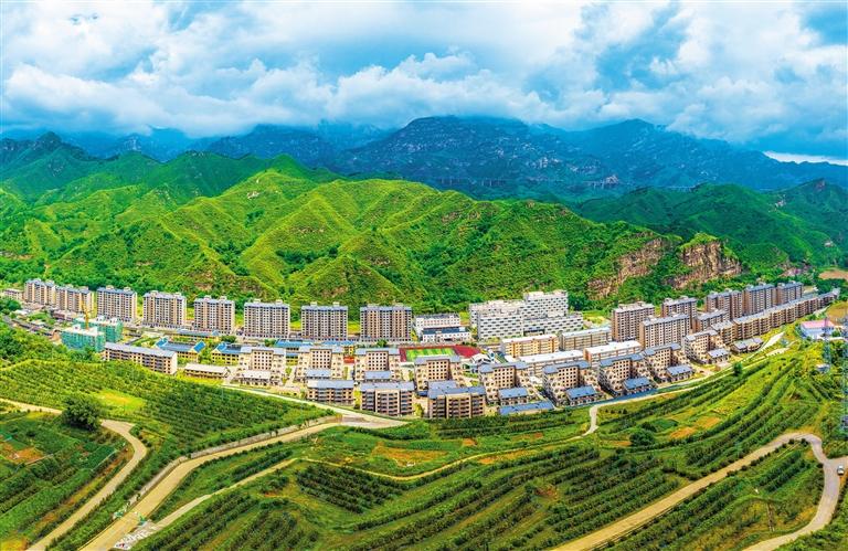 4年多来,阜平县共建成39个搬迁安置小区,17714户53748人告别原来破旧