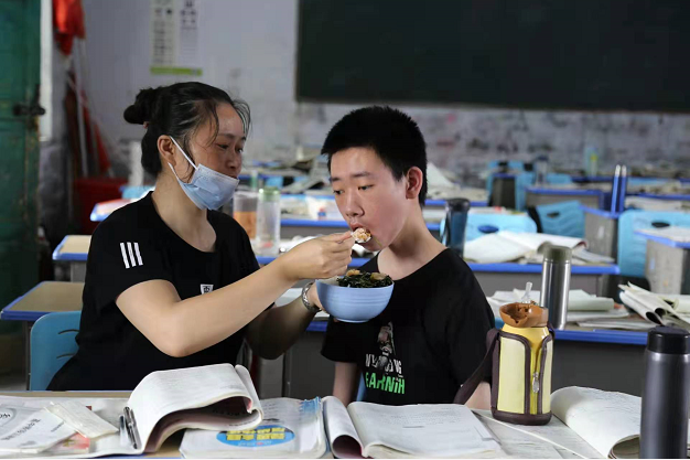 靠嘴咬笔,超一本线36分!汪强,大学报到!-广东台荔枝网